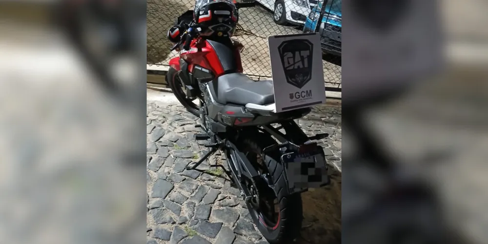 Durante patrulhamento pela região, os agentes localizaram o veículo estacionado em frente a um campo de futebol society