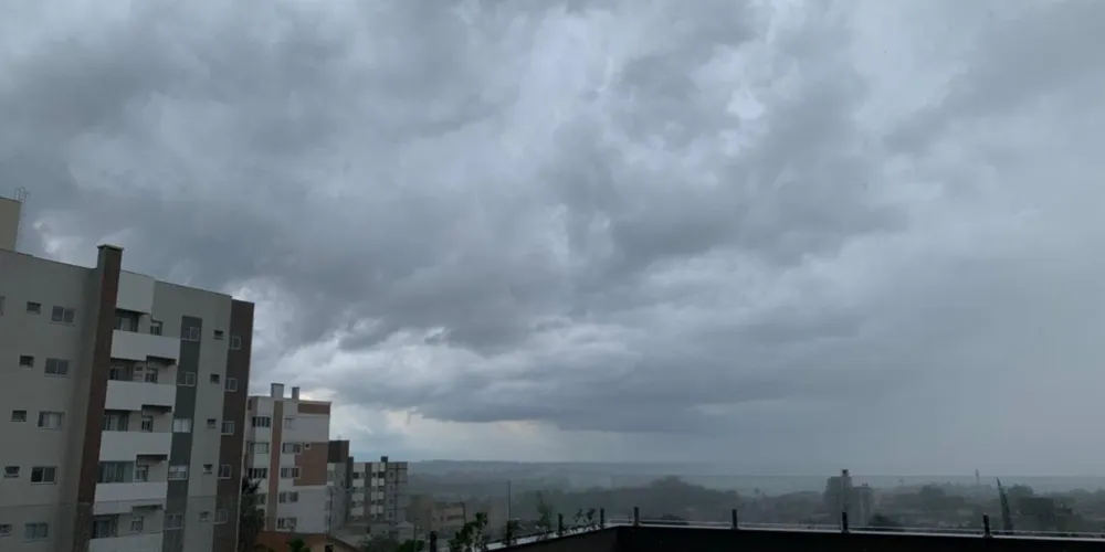 Nuvens carregadas são vistas no céu de Ponta Grossa