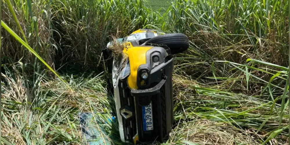 Viatura capotou e caiu em barranco