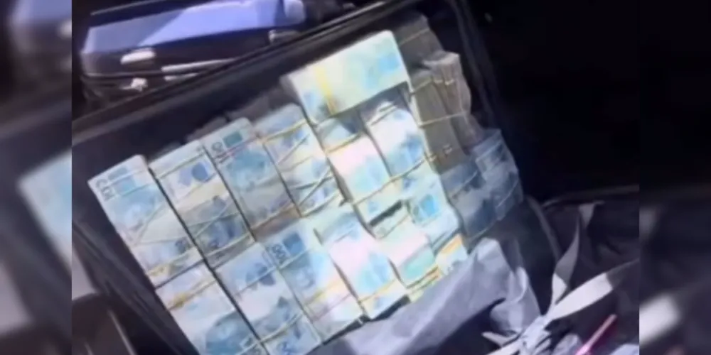 A quantia foi localizada durante uma fiscalização realizada pelo Comando de Operações de Divisas da Polícia Militar de Goiás