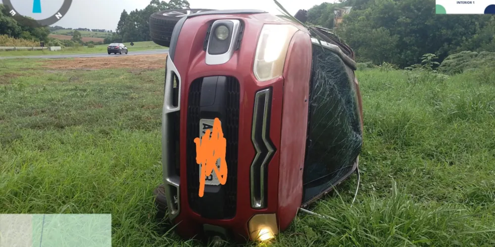 O veículo Citroën C3 Aircross capotou e parou na área de mata da rodovia