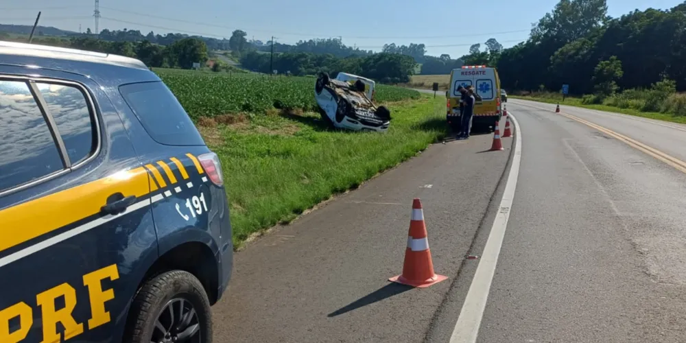 O veículo HR-V realizava um retorno em local proibido quando foi atingido lateralmente pela Fiorino, que seguia pela rodovia