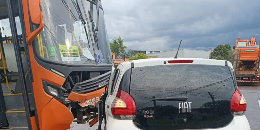 O Fiat Mobi precisou ser removido do local com o auxílio de um guincho