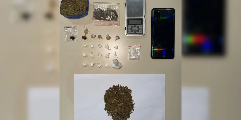 Foram apreendidos 16 gramas de substância análoga à cocaína, 2,2 gramas de haxixe, 123 gramas de substância análoga à maconha, 3,7 gramas de substância análoga ao crack, 1 aparelho celular e 1 balança de precisão