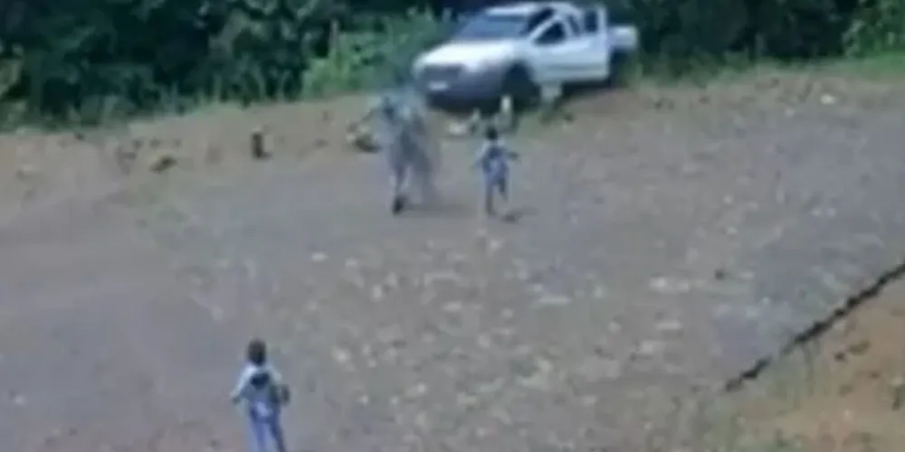 Crianças pularam do carro antes dele capotar