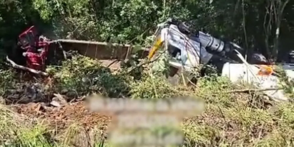 Impacto da colisão fez com que veículos saíssem da pista