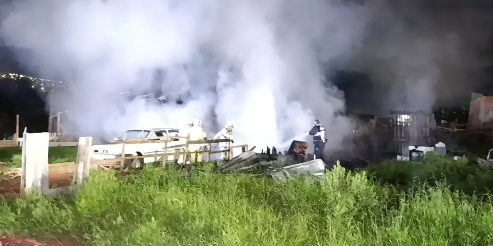 O Corpo de Bombeiros controlou as chamas