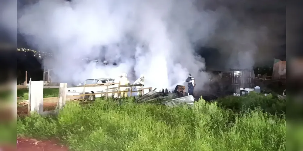 O Corpo de Bombeiros controlou as chamas