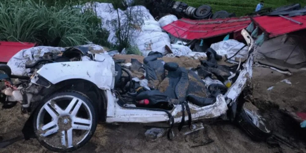 Caminhão tombou sobre um VW/Gol