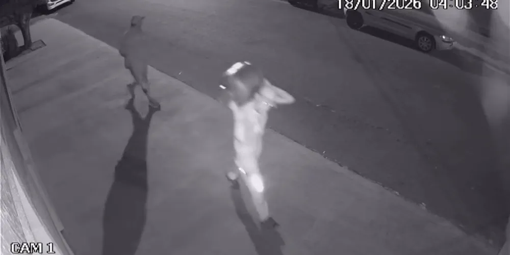 Imagens de câmeras de segurança mostram dois homens realizando a ação criminosa por duas vezes na mesma noite