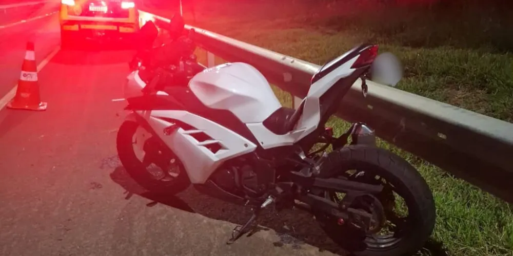 O acidente resultou em danos materiais no veículo e ferimentos moderados no condutor