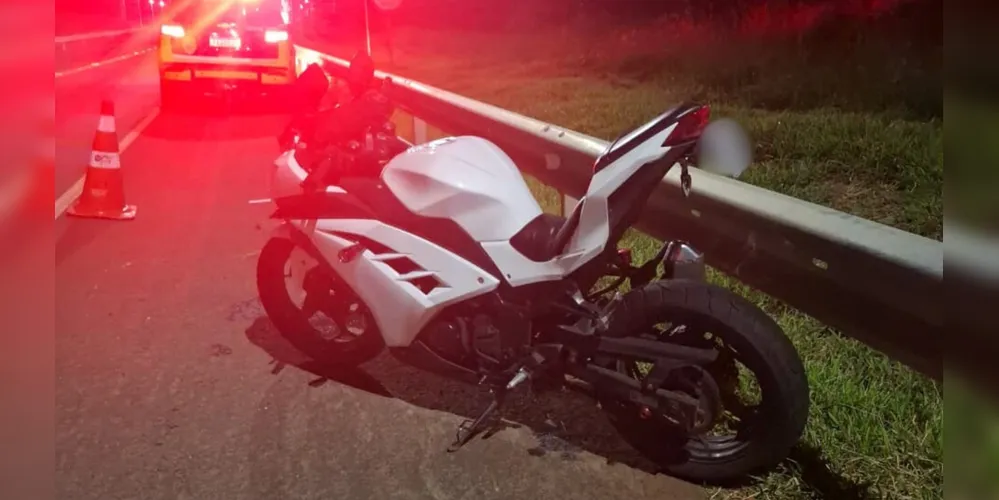 O acidente resultou em danos materiais no veículo e ferimentos moderados no condutor