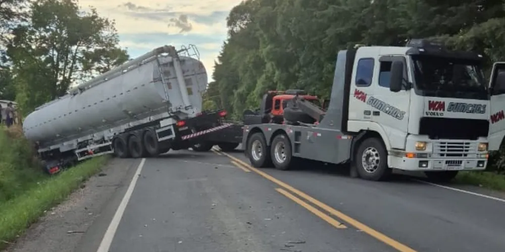 O motorista do caminhão, de 47 anos, não ficou ferido