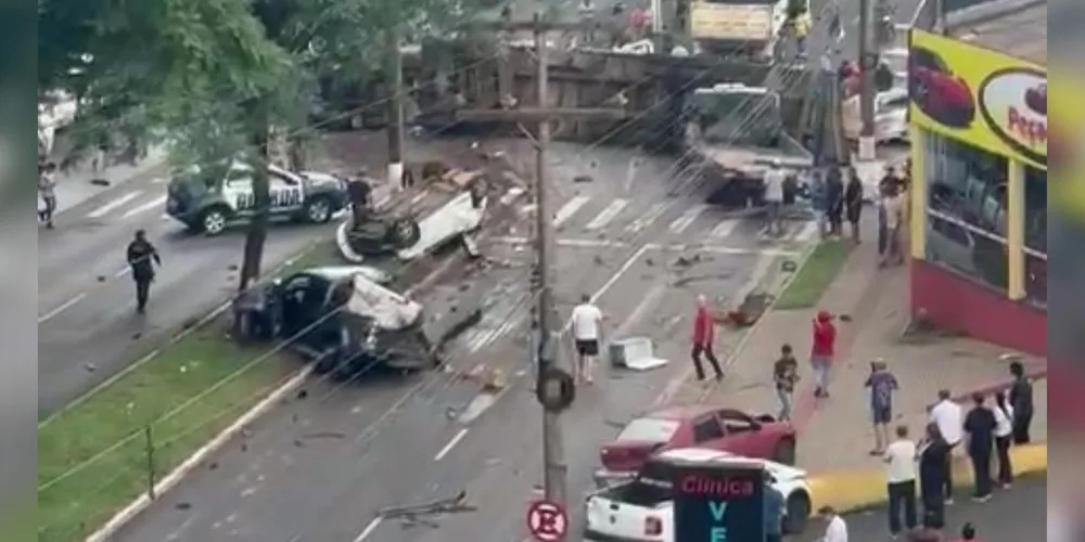 Caminhão desgovernado carregava madeiras laminadas