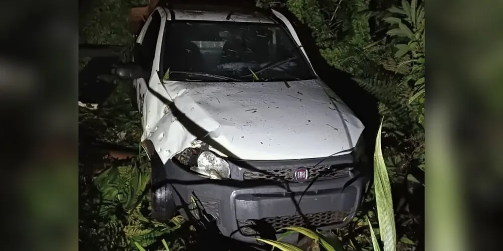 O acidente resultou em danos no veículo e ferimentos leves no condutor
