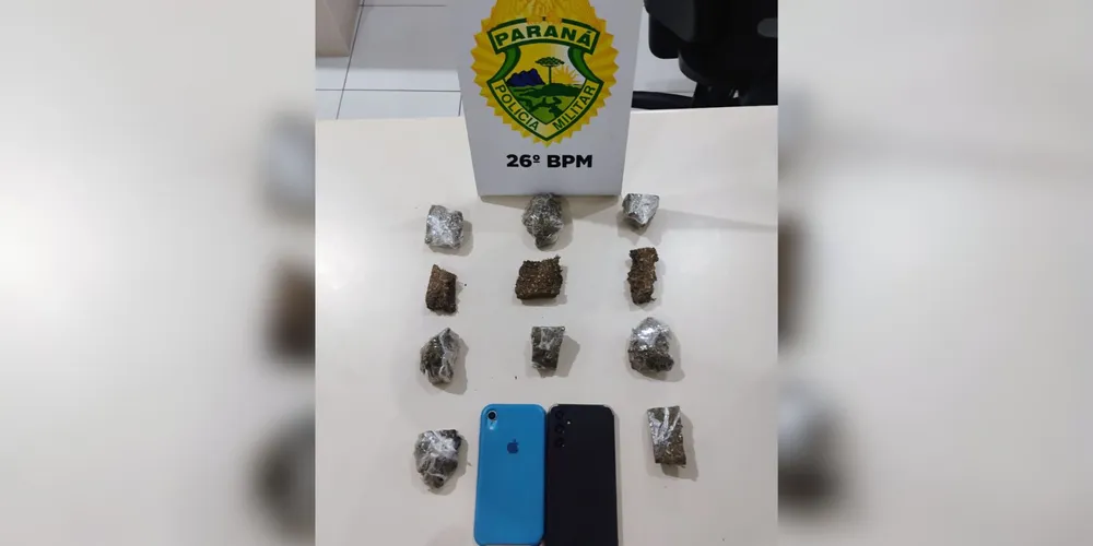 Foram apreendidos 262g de substância análoga à maconha, 1 motocicleta e 2 aparelhos celulares
