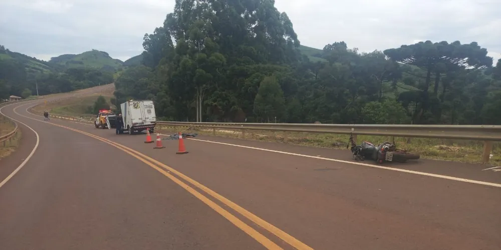 Motociclista morreu após colisão com anteparo