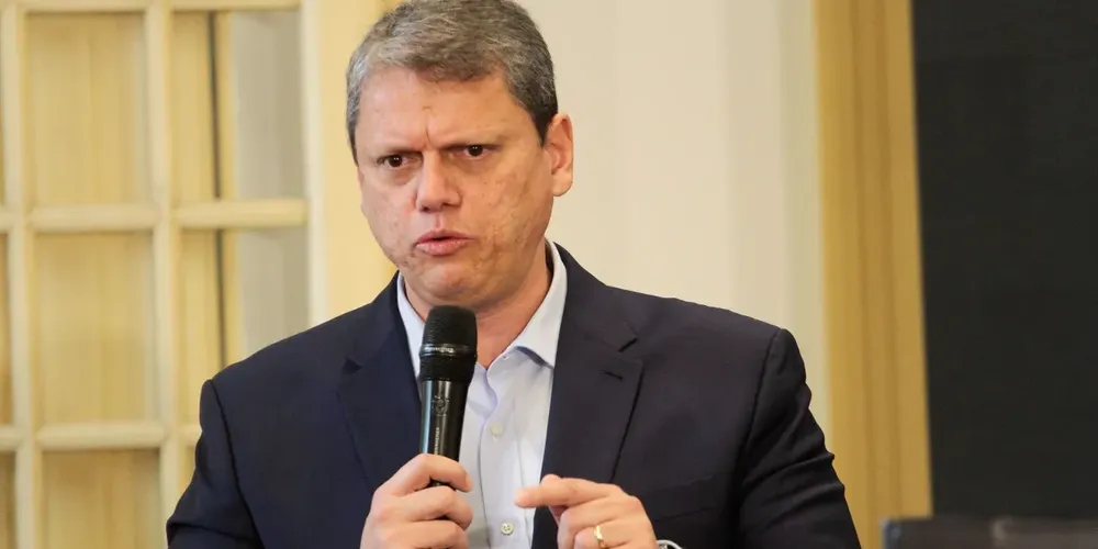 Tarcisio ainda ironizou ao afirmar que sentiu falta no desfile de algumas alas