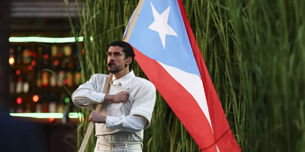 Bad Bunny durante show de intervalo do Super Bowl com bandeira de Porto Rico