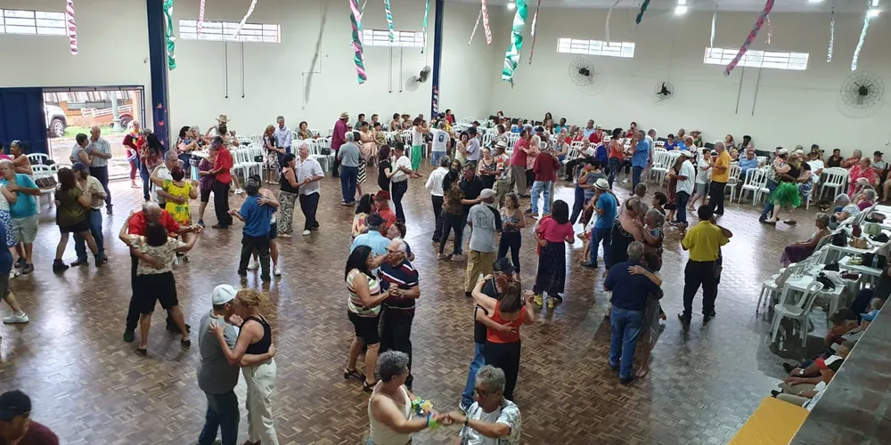 Participantes que comparecerem fantasiados poderão concorrer ao título de rei e rainha da folia 60+