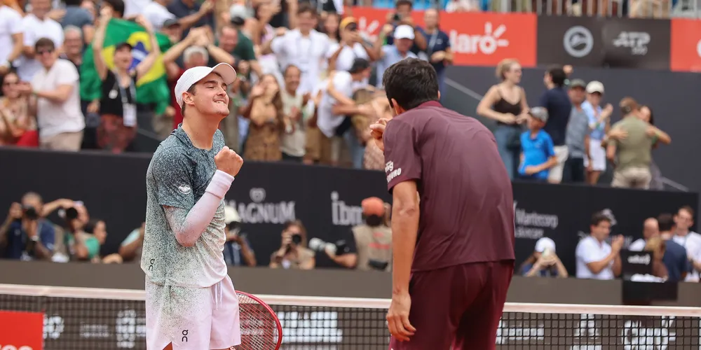 Dupla brasileira venceu por 2 sets a 1