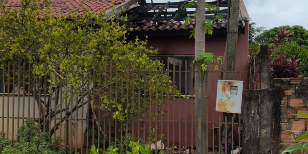 Parte da casa foi consumida pelo fogo