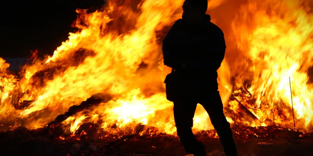 Homem conseguiu sobreviver ao rolar por um barranco e entrar em um rio