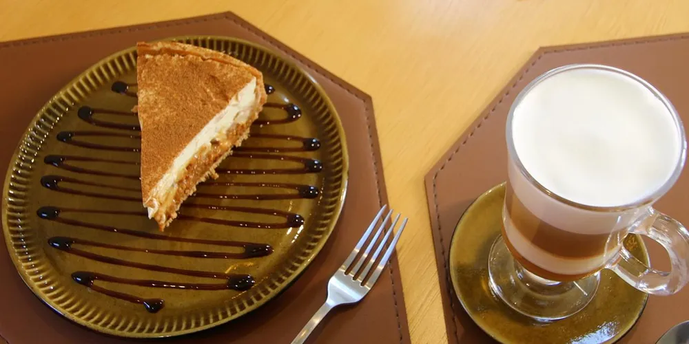 Cione tem uma ampla gama de cafés e deliciosos pratos de confeitaria, tortas e bolos