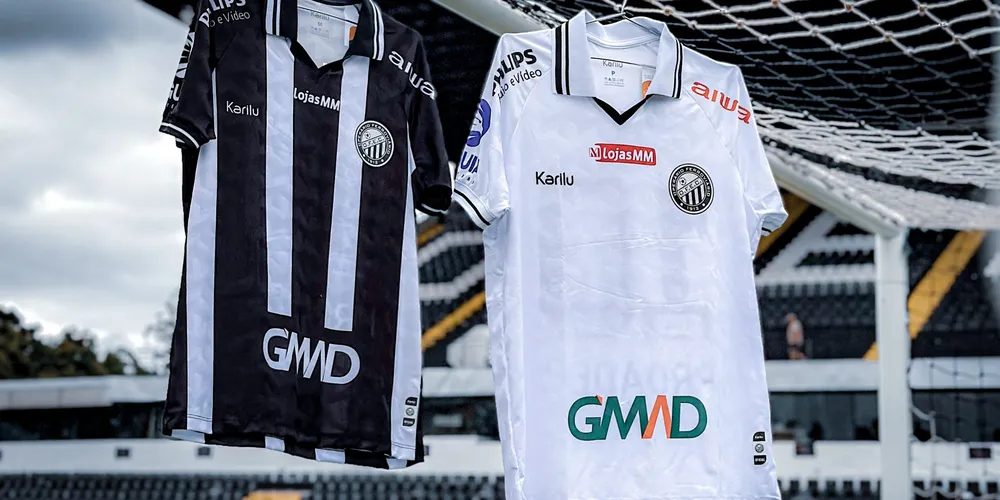 As camisas oficiais listrada e branca já estão disponíveis