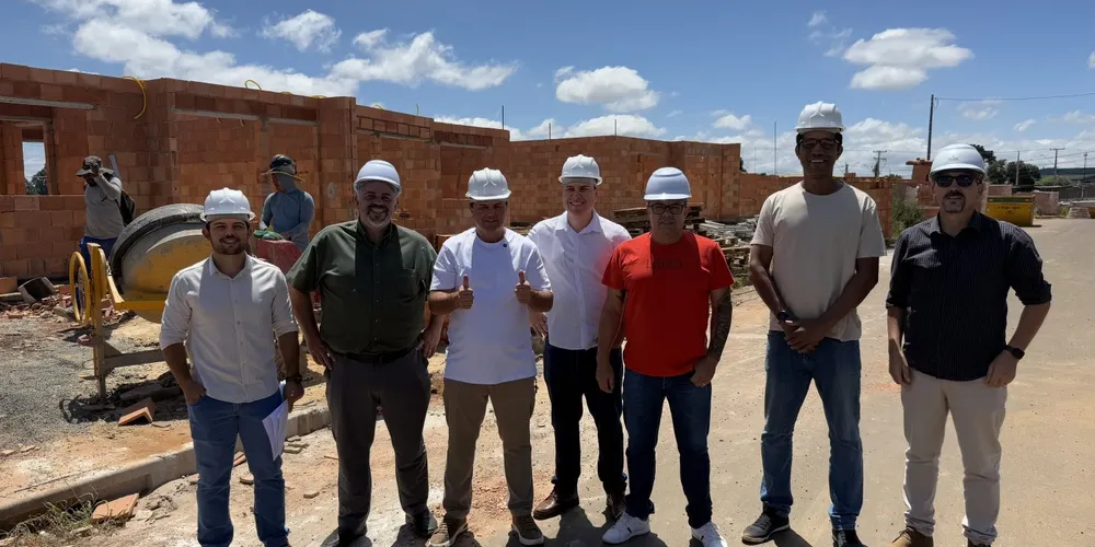Prefeito Denilson Baitala e demais liderança visitaram o local antes da conclusão das obras