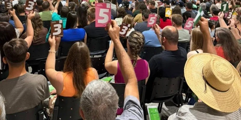 Durante as assembleias, são deliberados temas como a destinação dos resultados, investimentos planejados e outras pautas