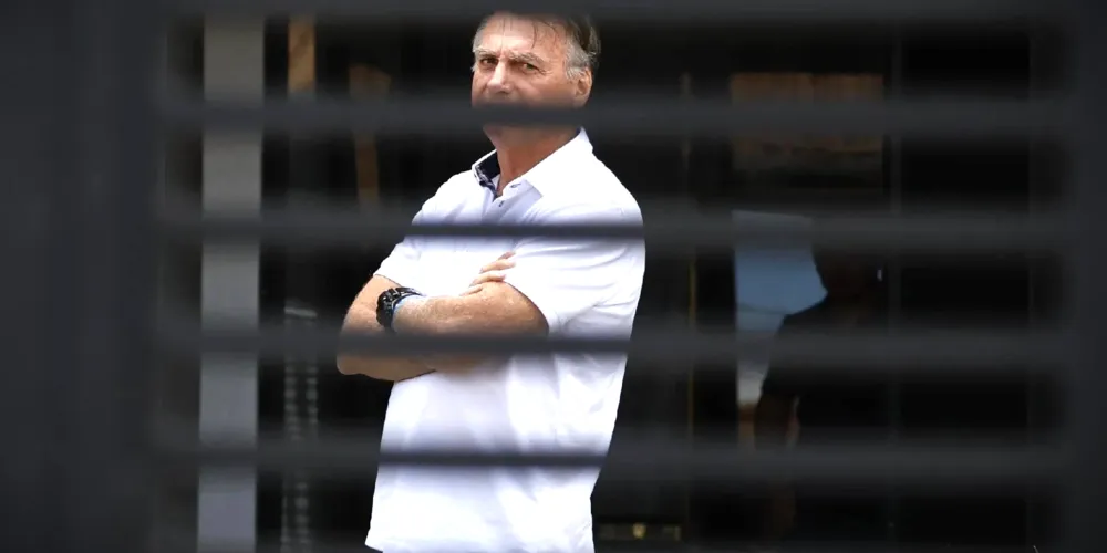 Bolsonaro foi condenado a 27 anos e três meses de prisão por trama golpista
