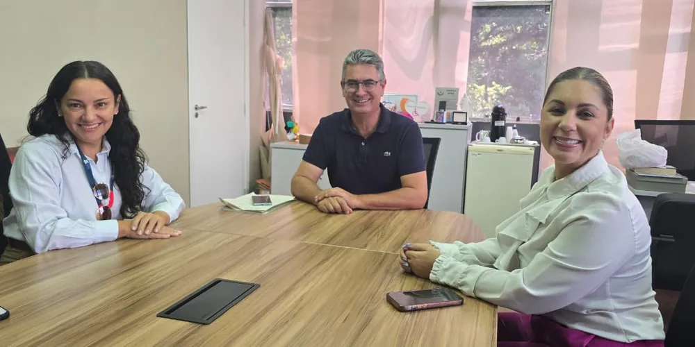 O vereador Julio Küller (MDB) com as representantes do Hospital do Coração Bom Jesus