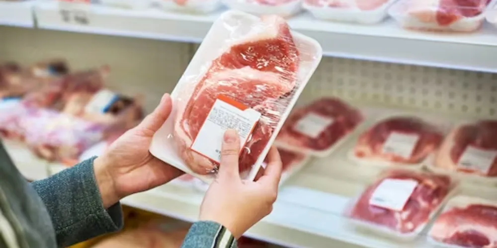 As investigadas foram abordadas na rampa de saída pelo representante do estabelecimento e por um funcionário do açougue