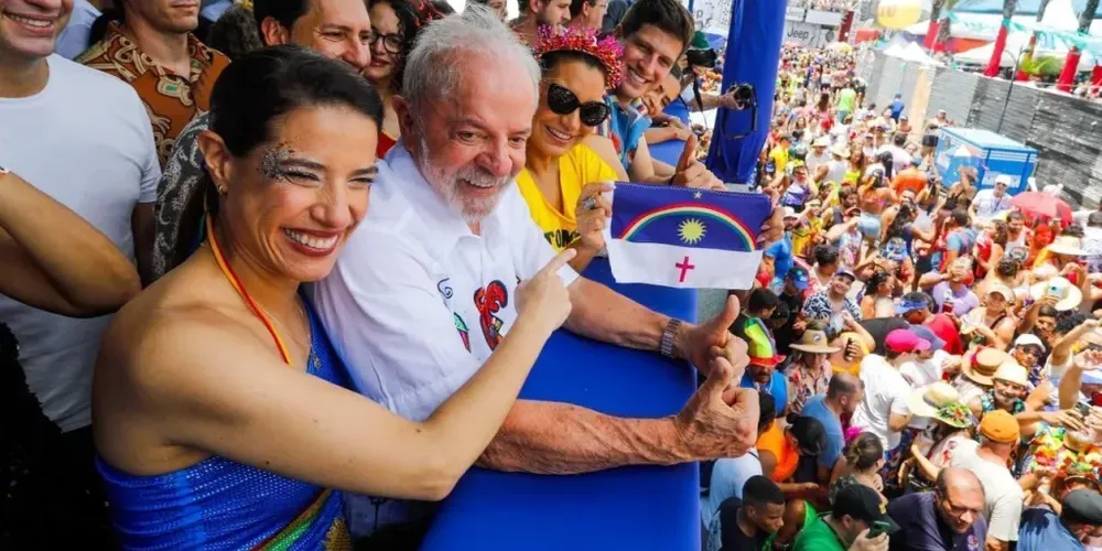 O presidente Luiz Inácio Lula da Silva ao lado da governadora Raquel Lyra (à esquerda), a primeira-dama Janja (à direita), o prefeito João Campos e a deputada Tabata Amaral no fundo