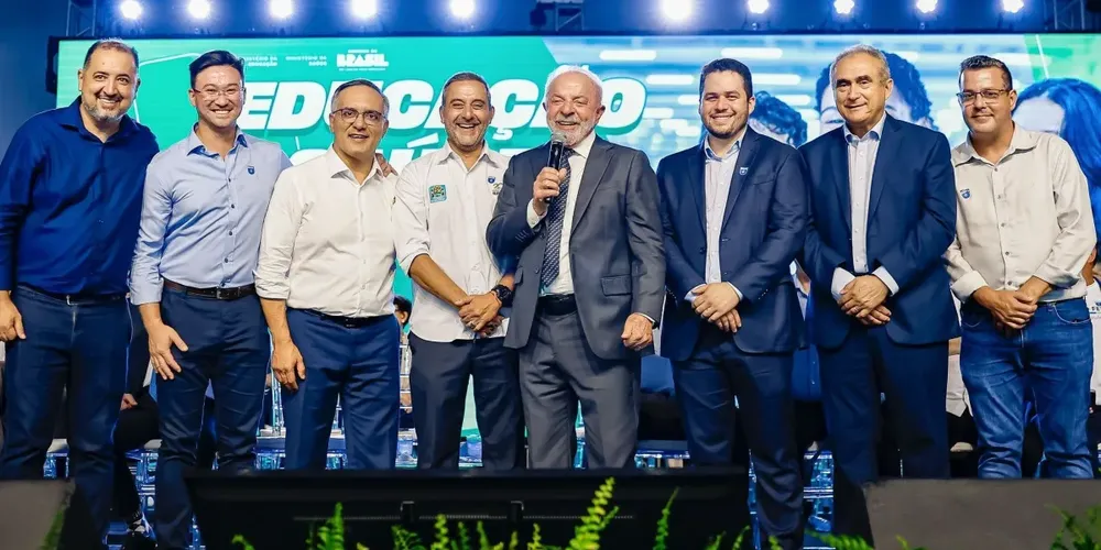 Lula com os prefeitos Marcelo Oliveira (PT–Mauá); Gilvan Junior (PSDB–Santo André); Marcelo Lima (Podemos–São Bernardo do Campo); Tite Campanella (PL–São Caetano do Sul); Taka Yamauchi (MDB–Diadema); Akira Auriani (PSB–Rio Grande da Serra); e Guto Volpi (PL–Ribeirão Pires)