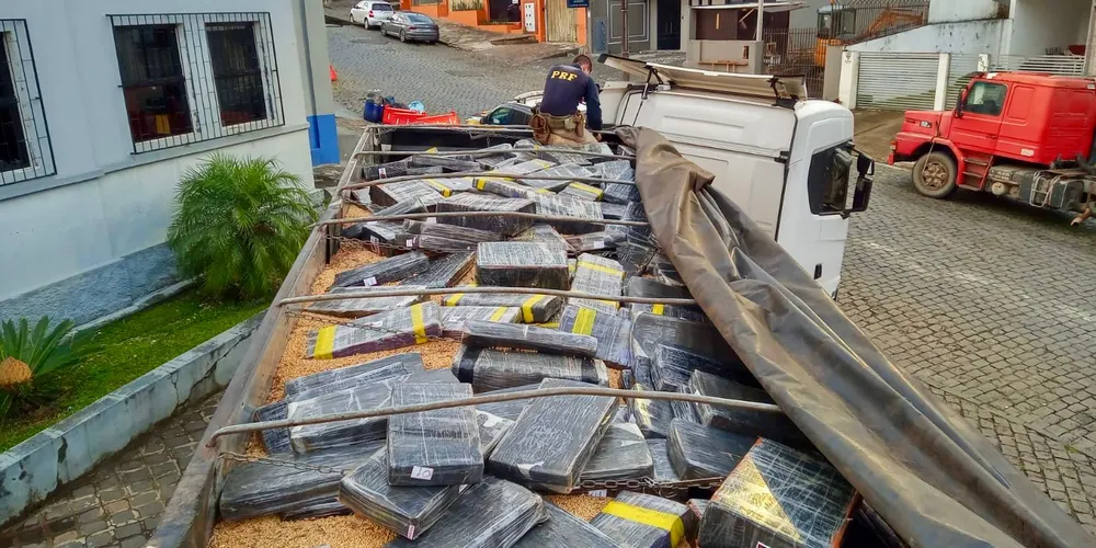 Policiais localizaram 153 fardos de maconha prensada