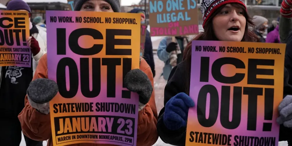 Moradores da cidade têm feito protestos quase que diários contra a presença de agentes de imigração