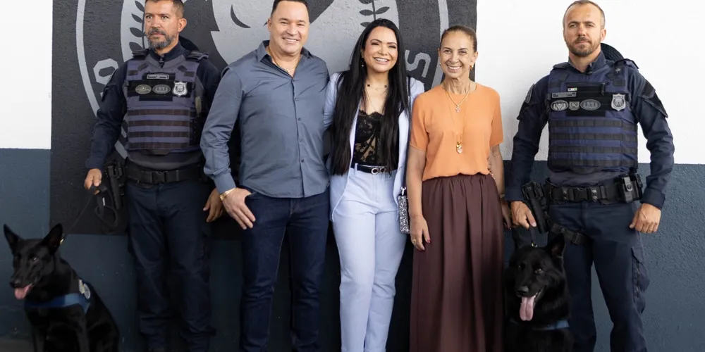 A equipe da Master Cargas Brasil, com seus fundadores João e Tânia Lopes Anselmo, no projeto de Cão Farejador em São José dos Pinhais