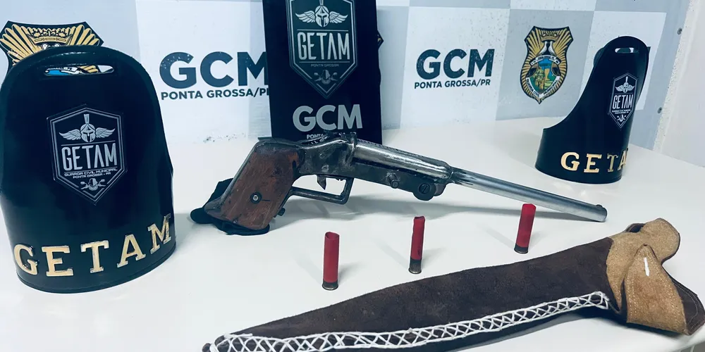 Além do motociclista, a arma também foi apreendida