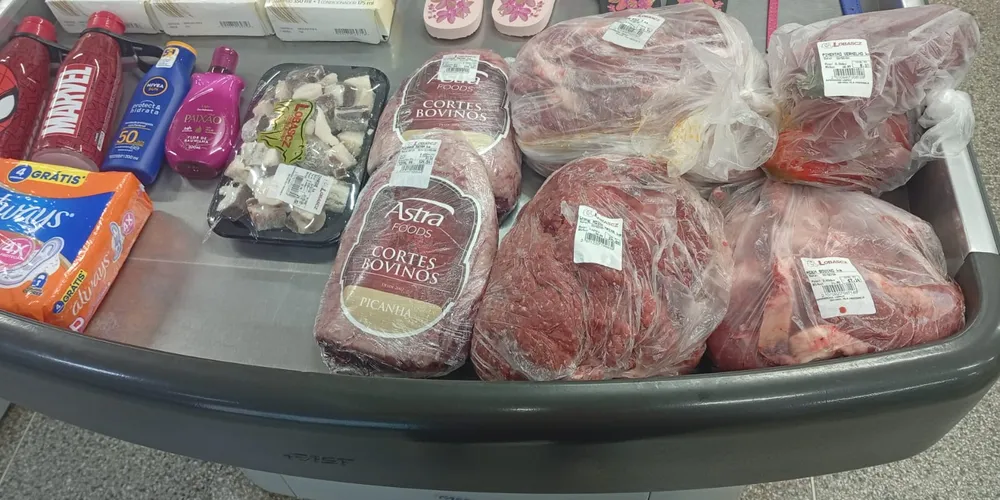 Mercadoria furtada por mulheres em supermercado