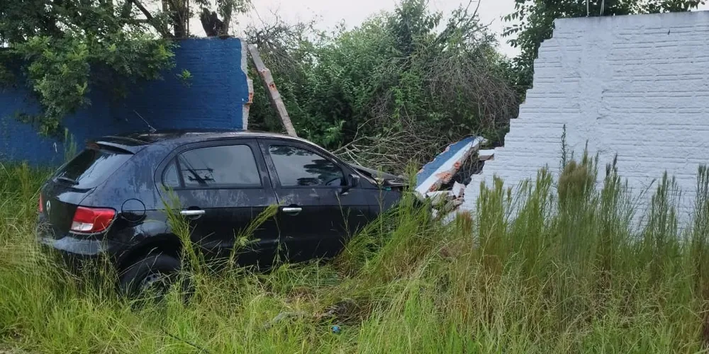 O veículo VW Gol colidiu contra um muro na Rua Siqueira Campos