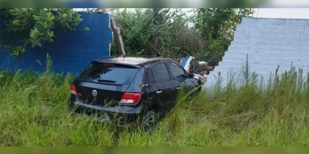 Veículo VW Gol colidiu contra um muro na Rua Siqueira Campos