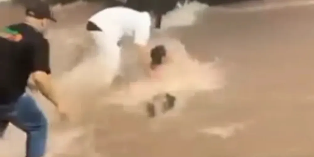 Força da chuva inundou as ruas e arrastou mulher