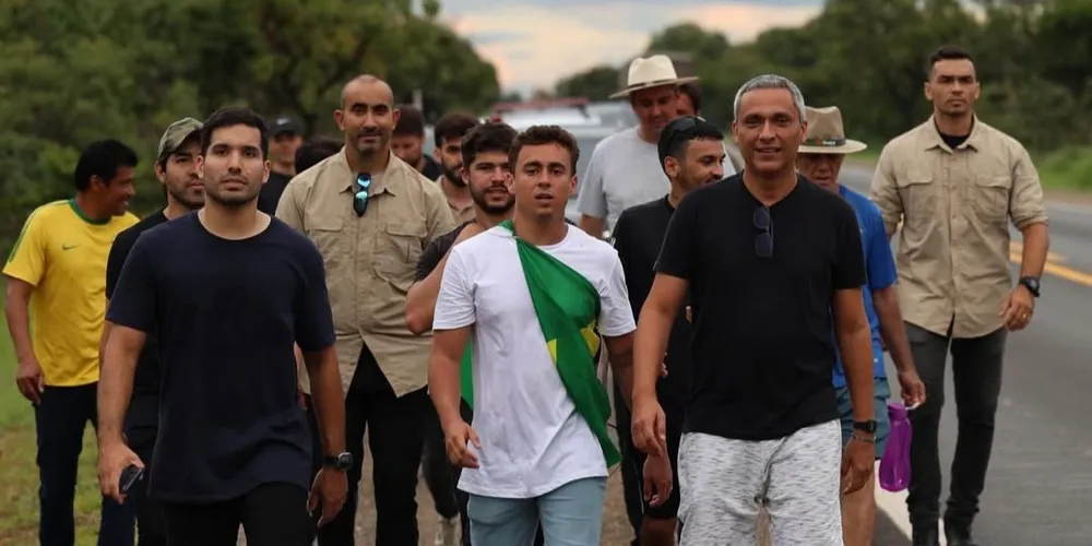 Nikolas Ferreira e apoiadores caminham rumo à brasília em protesto