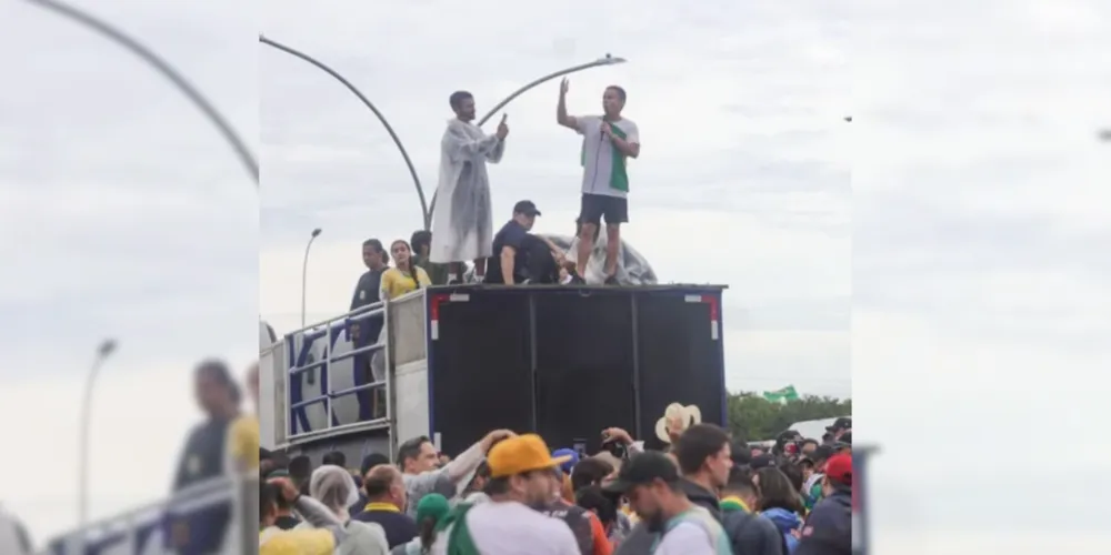 O deputado federal Nikolas Ferreira discursou na Praça do Cruzeiro neste domingo (25)