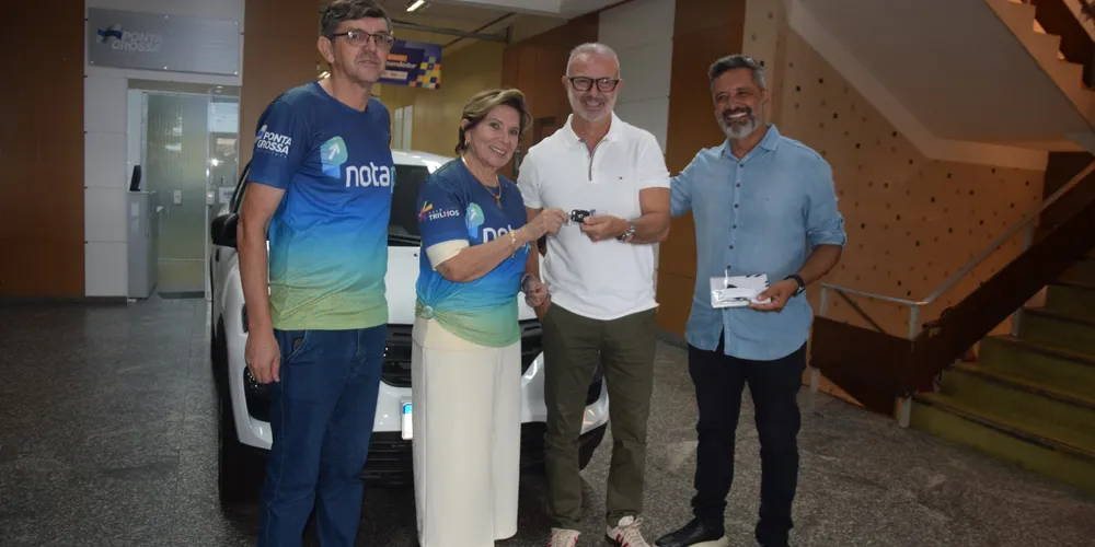 O secretário municipal, Cláudio Grokoviski, a prefeita Elizabeth Schmidt, o vice-prefeito Pastor Moisés Faria e um dos vencedores do prêmio, João Francisco Martini