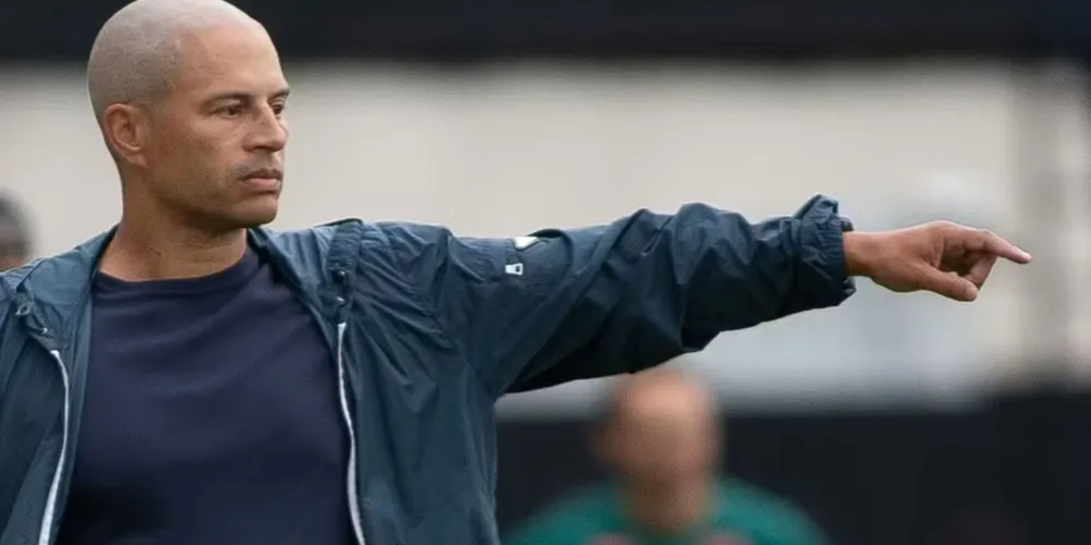 Técnico Alex de Souza no jogo contra o Maringá