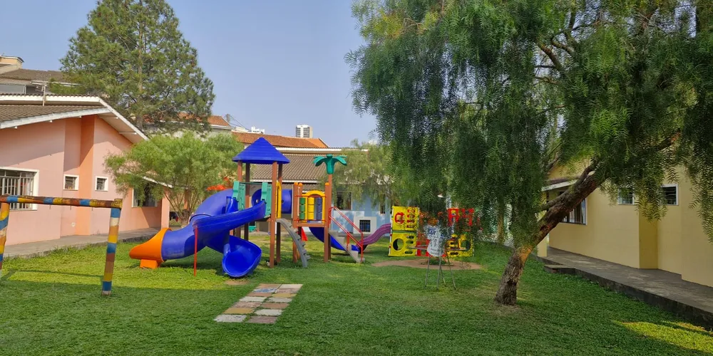 A instituição conta com profissionais contratados, cuidadoras responsáveis diretas nas casas e equipe pedagógica, garantindo cuidado qualificado e continuidade no atendimento