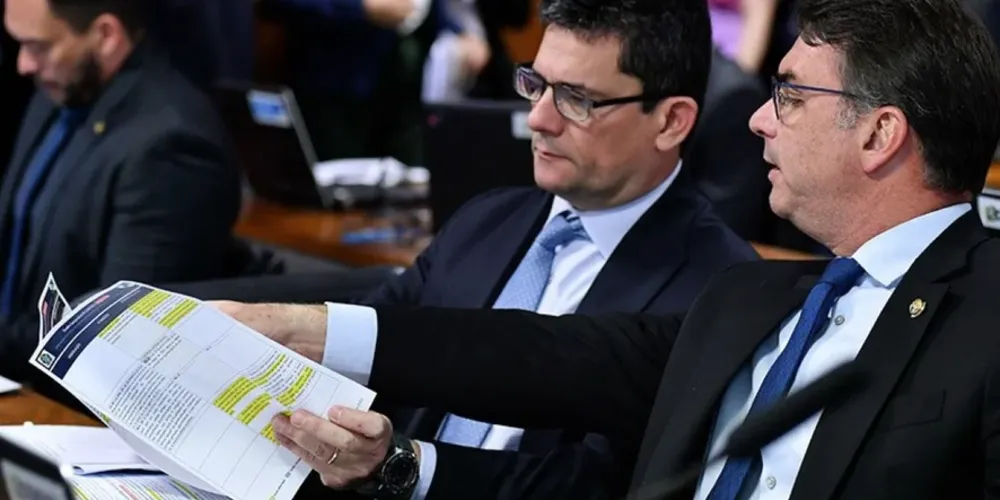 Os senadores Sergio Moro (União Brasil) e Flávio Bolsonaro (PL)